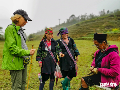 Không biết đọc tiếng Việt, nhưng Lý Thị Cở nói làu làu tiếng Anh để thuyết trình cho du khách nước ngoài hiểu về nghề đan thổ cẩm của đồng bào mình Ảnh VŨ TUẤN Không biết đọc tiếng Việt, nhưng Lý Thị Cở nói làu làu tiếng Anh để thuyết trình cho du khách nước ngoài hiểu về nghề đan thổ cẩm của đồng bào mình Ảnh VŨ TUẤN