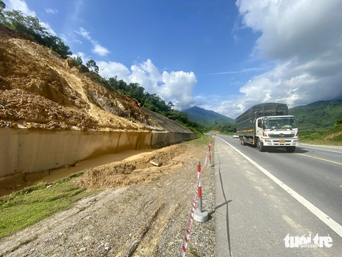 Xuất hiện điểm sạt lở trên cao tốc La Sơn - Túy Loan - Ảnh 2. Khu Quản lý đường bộ III cắm bảng và giăng dây cảnh báo điểm sạt lở trên cao tốc - Ảnh: TRƯỜNG TRUNG