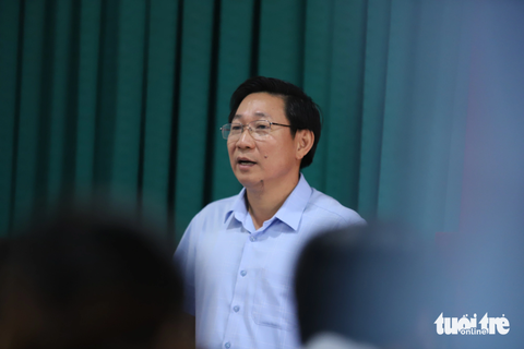 Ông Phạm Văn Khôi - phó chủ tịch UBND huyện Ea H'leo (Đắk Lắk) xin lỗi 2 giáo viên vì vội vàng kết luận họ liên quan đến "tín dụng đen" , vi phạm đạo đức - Ảnh: TRUNG TÂN Ông Phạm Văn Khôi - phó chủ tịch UBND huyện Ea H'leo (Đắk Lắk) - thay mặt huyện xin lỗi hai giáo viên vì vội vàng kết luận họ liên quan đến "tín dụng đen", sử dụng Facebook "gây dư luận xấu" - Ảnh: TRUNG TÂN