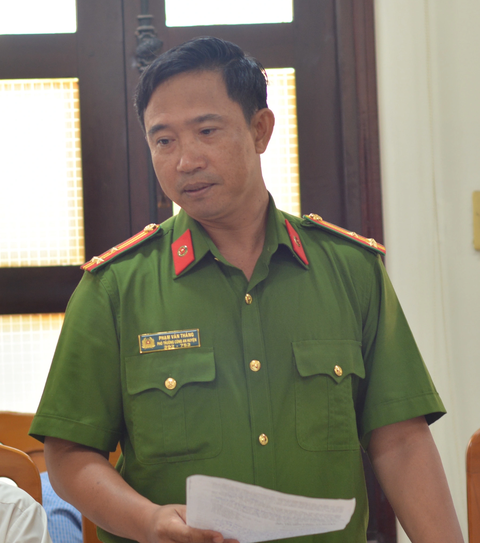 Làm rõ vai trò đồng phạm vụ đánh phó hiệu trưởng ở Bình Thuận - Ảnh 1. Thượng tá Phạm Văn Thắng - phó trưởng Công an huyện Hàm Tân, Bình Thuận - thông tin thêm vụ việc thầy phó hiệu trưởng bị đánh gãy sống mũi - Ảnh: ĐỨC TRONG