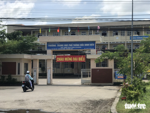 Cô giáo bức xúc vì bị hai giáo viên cùng trường tạo facebook lạ nhắn tin vu khống - Ảnh 1. Trường THPT Đốc Binh Kiều - nơi cô Kiều và vợ chồng cô D. - thầy P. cùng công tác - Ảnh: ĐẶNG TUYẾT