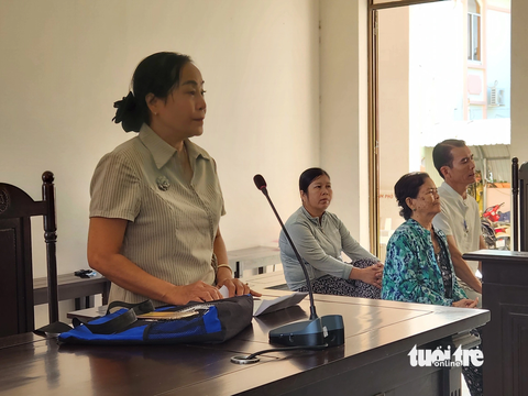 Ký chuyển nhượng đất bị cưỡng chế, dân mòn mỏi gần 7 năm...kiện - Ảnh 1. Tòa án nhân dân TP Rạch Giá đã chấp thuận yêu cầu khởi kiện của bà Nguyễn Thu Hà (bìa trái), và yêu cầu bị đơn phải giao đất trong vòng 2 tháng kể từ ngày bản án có hiệu lực - Ảnh: BỬU ĐẤU