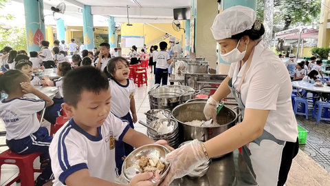 Bữa ăn trường học: đừng lơi lỏng việc giám sát hằng ngày - Ảnh 1. Học sinh tiểu học ở quận 1, TP.HCM trong bữa trưa tại trường - Ảnh: MỸ DUNG