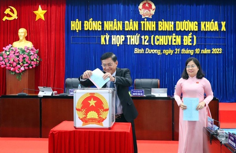 Bình Dương điều chỉnh dự án ngàn tỉ do trùng lắp với đường Vành đai 4 - TP.HCM - Ảnh 3. Các đại biểu bỏ phiếu tín nhiệm đối với 23 người giữ chức vụ do Hội đồng nhân dân bầu - Ảnh: T.D.