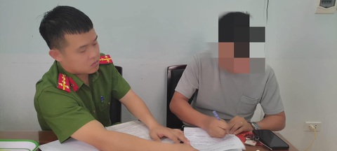 Phạt thanh niên thả rông bò giữa phố - Ảnh 1. Hoàng Anh N. làm việc với cơ quan chức năng - Ảnh: UBND phường 2 cung cấp