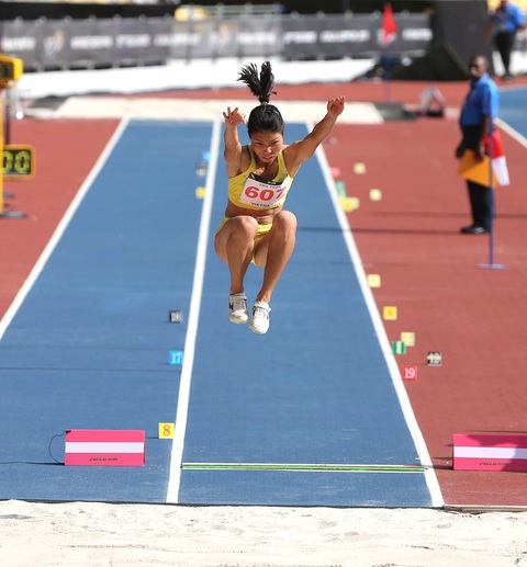 Nhà vô địch Asiad Bùi Thị Thu Thảo từ giã sự nghiệp đỉnh cao - Ảnh 1. Thu Thảo thời thi đấu đỉnh cao nội dung nhảy xa - Ảnh: FBNV