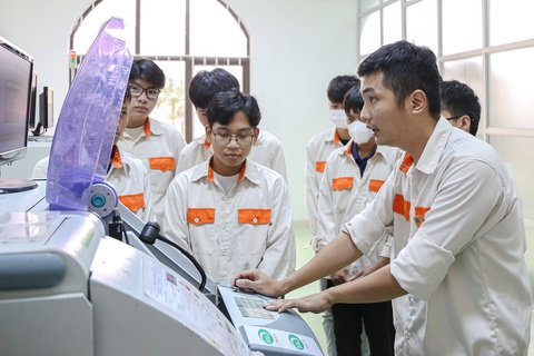 Nhiều việc làm hấp dẫn cho học viên trường nghề - Ảnh 1. Sinh viên Trường CĐ nghề Hà Nam học sử dụng máy móc công nghệ cao tại xưởng - Ảnh: HÀ QUÂN