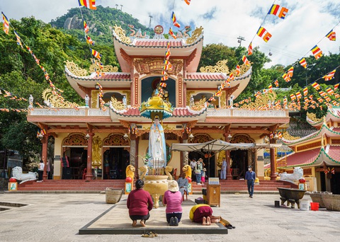 Lên núi Bà Đen dâng đăng dịp Lễ Vía Quán Thế Âm xuất gia - Ảnh 1. Chùa Bà linh thiêng trong ngày lễ - Ảnh: Sun World Ba Den Mountain