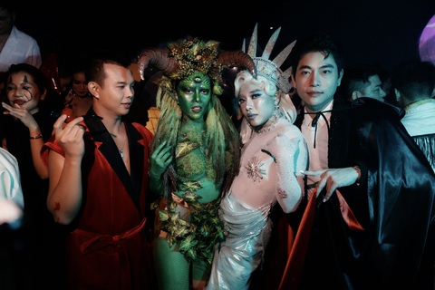 Băng Di tiếp tục giữ vững danh hiệu "nữ hoàng Halloween" Việt Nam - Ảnh 6. Mỗi khách mời đều chọn một nhân vật cho riêng mình và khiến không khí đêm tiệc Halloween trở nên sôi động, đầy màu sắc.