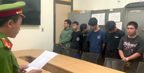 Khởi tố sáu thanh niên đua xe, đăng lên tiktok - Ảnh 1. Cơ quan điều tra đọc lệnh khởi tố sáu thanh niên đua xe, đăng lên TikTok - Ảnh: Công an cung cấp