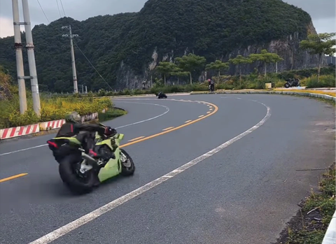 Khởi tố 'quái xế' lái xe phân khối lớn tốc độ 299km/h - Ảnh 1. Hình ảnh 'quái xế' ôm cua trên đoạn đường thuộc huyện Cát Hải - Ảnh: Công an cung cấp