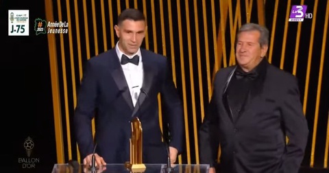 Martinez - Ảnh 1. Thủ môn Emiliano Martinez đã cùng với cha anh bước lên bục nhận danh hiệu "Thủ môn xuất sắc nhất" - Ảnh: GETTY IMAGES