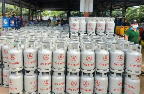 Giá gas tăng thêm 4.000 - 5.000 đồng mỗi bình 12kg - Ảnh 1. Giá gas trong nước đã tăng bốn tháng liên tiếp - Ảnh: QUANG TUẤN
