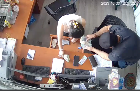 'Ông Tây' vào quán nhờ đổi tiền USD rồi giật tiền Việt bỏ chạy - Ảnh 1. Người nước ngoài giả vờ đổi tiền trước khi giật khoảng 3 triệu đồng bỏ chạy - Ảnh cắt từ camera
