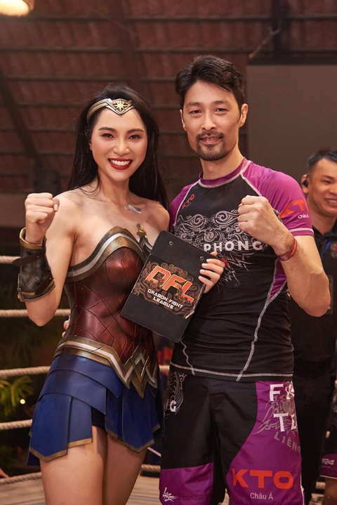 Diễn viên Hiền Ngô và Johnny Trí Nguyễn Diễn viên Hiền Ngô và Johnny Trí Nguyễn
