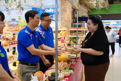Khi sếp đi làm nhân viên siêu thị... - Ảnh 5. Anh Nguyễn Đức Nam - tổ trưởng phòng đầu tư - rất vui khi trực tiếp tương tác với khách hàng ở quầy sampling - Ảnh: H.C.