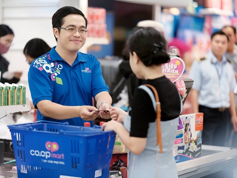 Khi sếp đi làm nhân viên siêu thị... - Ảnh 6. Anh Lê Văn Tòng - trưởng ban kinh doanh trực tuyến - hứng thú với những hoạt động thú vị, tạo niềm vui bất ngờ cho khách hàng trong chương trình đặc biệt của hệ thống - Ảnh: H.C.