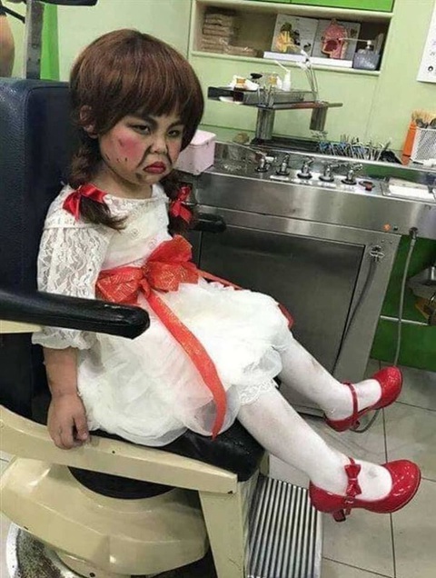 Chết cười với những 'con ma nhí' mùa Halloween - Ảnh 8. Nghĩ nó có rầu không cơ chứ... Đang chơi Halloween mà bắt đi nhổ răng