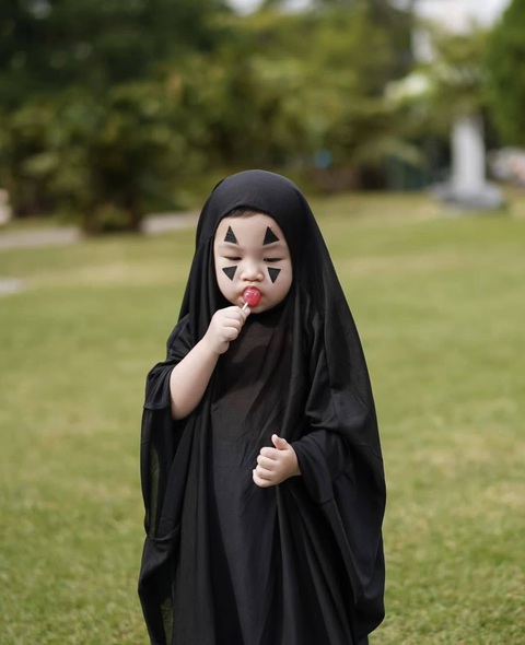 Chết cười với những 'con ma nhí' mùa Halloween - Ảnh 1. Đang làm Vô Diện nhưng nhớ ra vẫn là con nít nên: "Cho con xin cây kẹo để ăn"