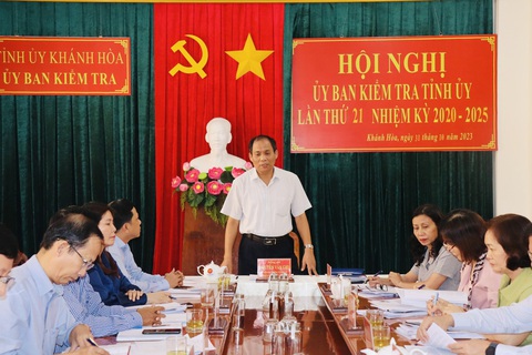 Ông Nguyễn Văn Ghi - chủ nhiệm Ủy ban Kiểm tra Tỉnh ủy Khánh Hòa - chủ trì hội nghị xem xét, quyết định hình thức kỷ luật đối với một số cấp ủy, cán bộ thuộc hệ thống Văn phòng đăng ký đất đai tỉnh Khánh Hòa - Ảnh: ANH VIỆT