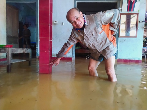 Người dân thôn 4, xã Hà Lĩnh cho biết nước tràn vào nhà từ 22h đêm 30-10 - Ảnh: LÊ MINH Người dân thôn 4, xã Hà Lĩnh cho biết nước tràn vào nhà từ 22h đêm 30-10 - Ảnh: LÊ MINH