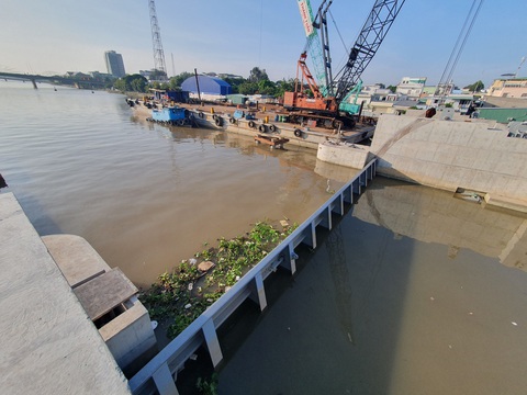 Người dân trung tâm Cần Thơ vui mừng thoát cảnh ngập khi triều cường - Ảnh 3. Mực nước bên ngoài và trong cống ngăn triều khi được đóng lại - Ảnh: T.LŨY