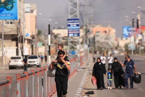 Nhóm người Palestine rời khỏi trại tị nạn Nuseirat ở trung tâm Dải Gaza, ngày 30-10 - Ảnh: AFP Nhóm người Palestine rời khỏi trại tị nạn Nuseirat ở trung tâm Dải Gaza, ngày 30-10 - Ảnh: AFP