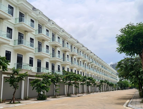 Vì sao biệt thự, liền kề phía tây Hà Nội hút khách? - Ảnh 2. Một dãy nhà liền kề vừa hoàn thiện tại khu đô thị Dương Nội - Ảnh: T.KH.