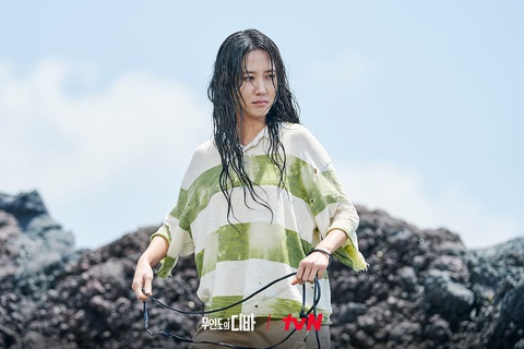 Park Eun Bin khoe giọng hát thật trong 'Diva của đảo hoang' gây sốt - Ảnh 1. Tạo hình nhân vật cô gái sống trên hoang đảo của Park Eun Bin