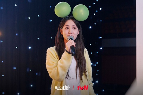 Park Eun Bin khoe giọng hát thật trong 'Diva của đảo hoang' gây sốt - Ảnh 2. Park Eun Bin hát bằng giọng thật trên phim