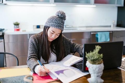 Chiến lược sinh tồn thời loạn - Ảnh 1. Chủ động tìm hiểu những kiến thức cần thiết cho mô hình làm việc mới trong thời khó khăn - Nguồn ảnh: Pexels