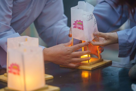 Lên núi Bà Đen dâng đăng dịp Lễ Vía Quán Thế Âm xuất gia - Ảnh 2. Du khách tự ráp đèn hoa đăng trên núi Bà Đen - Ảnh: Hải Triều