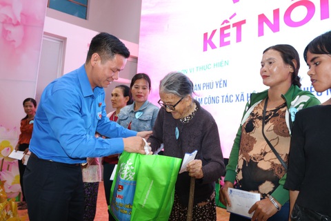 Anh Võ Duy Kha - phó bí thư Tỉnh đoàn, chủ tịch Hội Sinh viên Việt Nam tỉnh Phú Yên - trao quà của Trung ương Đoàn cho người nghèo, người khó khăn tỉnh Phú Yên - Ảnh: KIỀU HÀ Anh Võ Duy Kha - phó bí thư Tỉnh đoàn, chủ tịch Hội Sinh viên Việt Nam tỉnh Phú Yên - trao quà của Trung ương Đoàn cho người nghèo, người khó khăn tỉnh Phú Yên - Ảnh: KIỀU HÀ