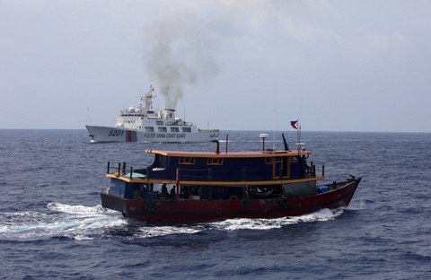 Tàu tiếp tế treo cờ Philippines và phía xa là tàu Hải cảnh Trung Quốc ở Biển Đông, ngày 4-10 - Ảnh: REUTERS Tàu tiếp tế treo cờ Philippines và phía xa là tàu hải cảnh Trung Quốc ở Biển Đông, ngày 4-10 - Ảnh: REUTERS