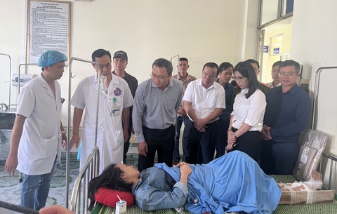 Thủ tướng yêu cầu khẩn trương làm rõ nguyên nhân vụ tai nạn làm 5 người chết tại Lạng Sơn - Ảnh 1. Ông Khuất Việt Hùng - phó chủ tịch chuyên trách Ủy ban An toàn giao thông quốc gia - dẫn đầu đoàn công tác thăm hỏi người bị thương trong vụ tai nạn - Ảnh: K.THẢO