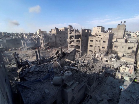 Israel ‘tiến sâu’ vào Gaza, nghi không kích trại tị nạn làm chết hàng chục người - Ảnh 1. Người Palestine tìm kiếm nạn nhân và người sống sót sau khi Israel bị tố tấn công vào trại tị nạn Jabalia, phía bắc Dải Gaza - Ảnh: REUTERS
