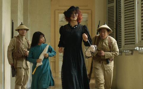 Màn giả gái độc lạ của Tuấn Trần trên màn ảnh rộng - Ảnh 3. Madame phiên bản lực điền "chạy té khói" để qua mặt lính canh