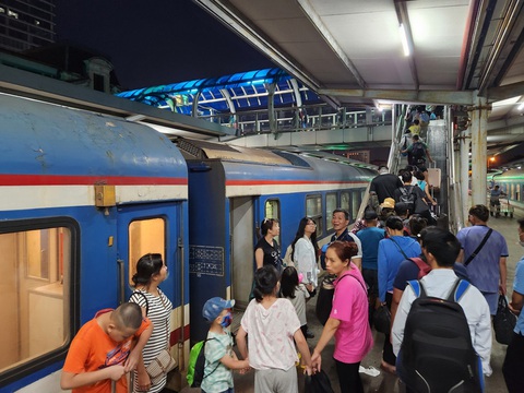 Đường sắt ơi, cố lên - Ảnh 1. Không chỉ vận chuyển hành khách, đường sắt Việt Nam đã gia nhập cuộc đua liên vận với các nước trong khu vực - Ảnh: TUẤN PHÙNG
