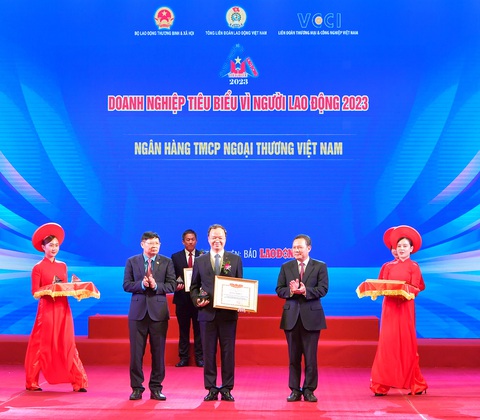 Vietcombank tiếp tục nhận bằng khen vì người lao động- Ảnh 1. Đại diện Vietcombank nhận bằng khen Doanh nghiệp tiêu biểu vì người lao động 2023 - Ảnh: VCB