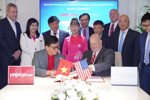 Vietjet đạt 95% kế hoạch doanh thu năm, tiếp nhận 100 triệu USD từ các quỹ đầu tư - Ảnh 3. Vietjet và Tập đoàn tài chính Carlyle ký kết thỏa thuận tài trợ tàu bay trị giá 550 triệu USD, nhân chuyến thăm chính thức của Tổng thống Hoa Kỳ Joe Biden đến Việt Nam - Ảnh: T.L.