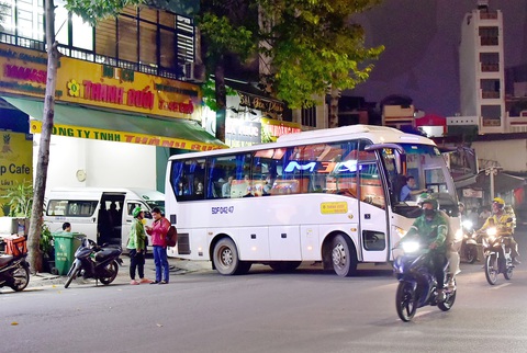 Xe Thành Bưởi tạm ngưng, người dân đi lại ra sao? - Ảnh 1. Xe Thành Bưởi chở khách trở về bến trên đường Lê Hồng Phong, quận 5, TP.HCM vào tối 19-10 - Ảnh: T.T.D.