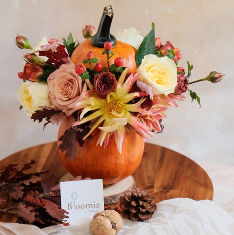 Ngắm những mẫu hoa trang trí ma mị mùa Halloween - Ảnh 3. Các mẫu hoa cắm bí ngô có giá dao động từ 600.000 - 1 triệu đồng tùy thuộc vào từng loại hoa và kích thước trái bí. Nhìn xa, bình hoa bí ngô cho cảm giác vừa rực rỡ lại ma mị - Ảnh: Bloomia by Vyhoala