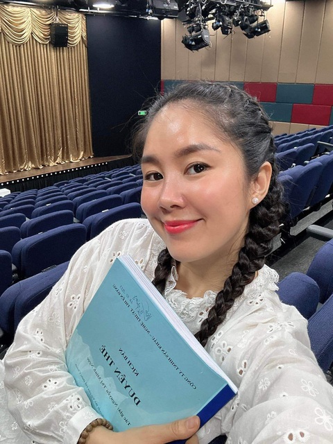 Lê Phương vui vẻ trong buổi tập vở Duyên thệ - Ảnh: NVCC Lê Phương vui vẻ trong buổi tập vở Duyên thệ - Ảnh: NVCC
