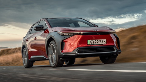 Toyota xây chắc ngôi vị số 1 toàn cầu với doanh số tăng mạnh - Ảnh 2. Xe điện vẫn đang là mảng khiến tương lai của Toyota bất ổn khi thua kém quá xa các đối thủ - Ảnh: Top Gear