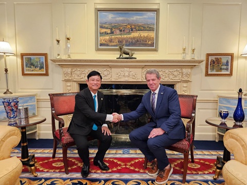 Chủ tịch UBND tỉnh Bình Dương Võ Văn Minh (trái) và thống đốc bang Nebraska Jim Pillen - Ảnh: T.D. Chủ tịch UBND tỉnh Bình Dương Võ Văn Minh (trái) và Thống đốc bang Nebraska Jim Pillen - Ảnh: T.D.