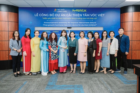 FPT Long Châu công bố dự án cộng đồng ‘Cải thiện tầm vóc Việt’ - Ảnh 1. FPT Long Châu và Merck Healthcare Việt Nam hợp tác phát động dự án "Cải thiện tầm vóc Việt"