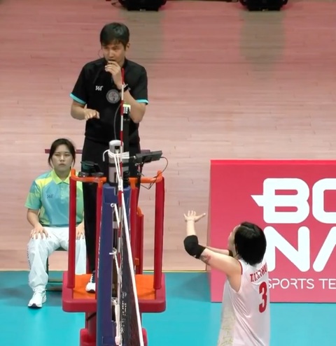 Bóng chuyền nữ Việt Nam - Triều Tiên (25-17, 25-20, 20-25): Tuyển Việt Nam chùng xuống - Ảnh 1. Đội trưởng Thanh Thuý khiếu nại với trọng tài - Ảnh: Cắt clip
