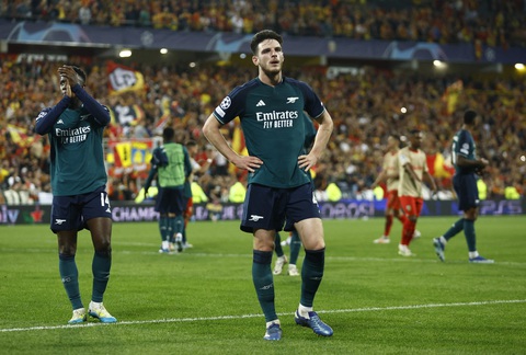 Real Madrid đánh bại Napoli, Arsenal thua thua ngược Lens - Ảnh 4. Sự thất vọng của các cầu thủ Arsenal trong trận thua Lens - Ảnh: REUTERS