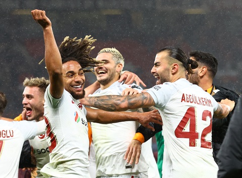 Phòng ngự thảm hoạ, Man United thua ngược Galatasaray - Ảnh 1. Niềm vui của các cầu thủ Galatasaray sau khi ghi bàn vào lưới Man United - Ảnh: REUTERS