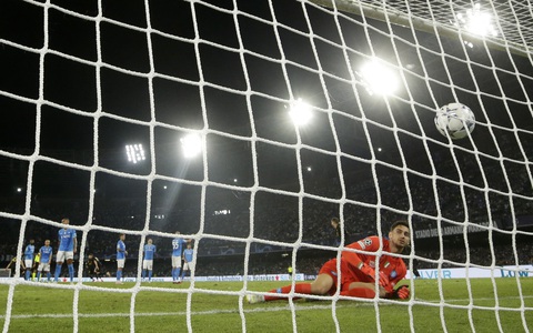 Real Madrid đánh bại Napoli, Arsenal thua thua ngược Lens - Ảnh 3. Tình huống Alex Meret phải vào lưới nhặt bóng sau cú sút xa của Valverde - Ảnh: REUTERS
